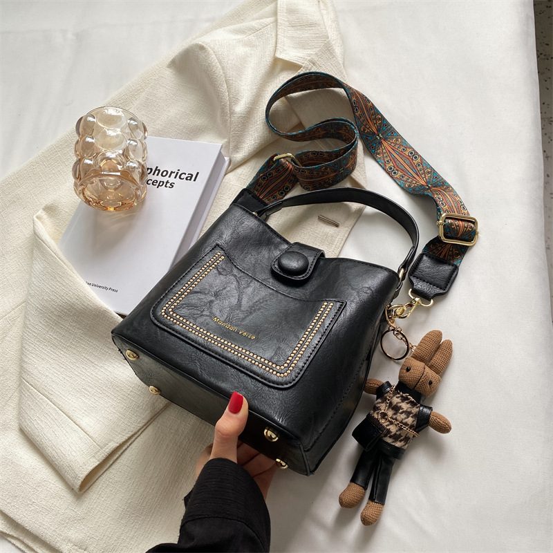 Design Dame 2024 Høst Og Vinter Ny Populær Bred Skulderreim Messenger Bag Retro Bærbar Bøtteveske