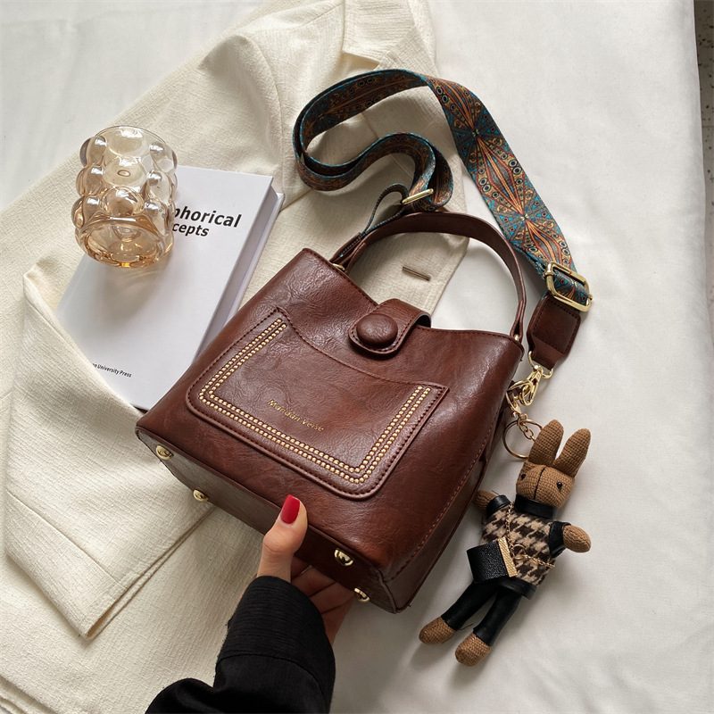 Design Dame 2024 Høst Og Vinter Ny Populær Bred Skulderreim Messenger Bag Retro Bærbar Bøtteveske