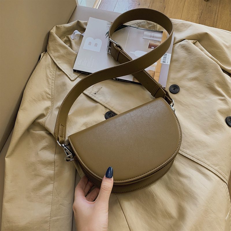 Tekstur Dameveske 2024 Vår Ny Trendy Mote Bred Skulderstropp One Shoulder Messenger Sadel Bag