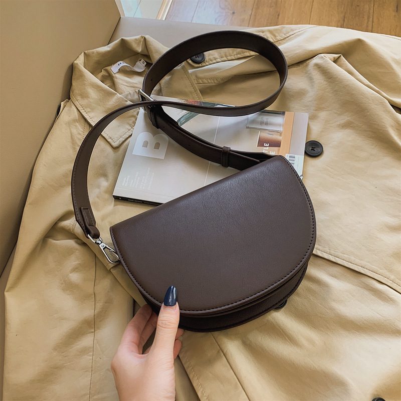 Tekstur Dameveske 2024 Vår Ny Trendy Mote Bred Skulderstropp One Shoulder Messenger Sadel Bag